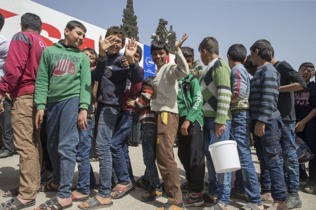 Afrin'de yardım seferberliği devam ediyor